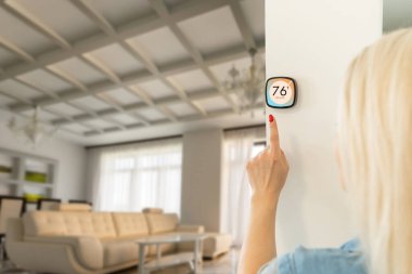 Güzel pankart. IoT House otomasyon domotikleri panoramik. Uygulama simgelerine sahip teknoloji termostat aygıtı sıcaklık ve ısı serinletici ayarlamaları gösteriyor.
