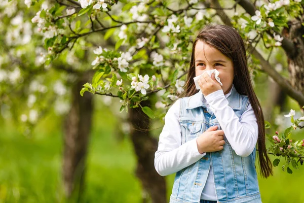 Girl Blowing Her Nose Allergic Bloom Flowers — Stock Photo, Image