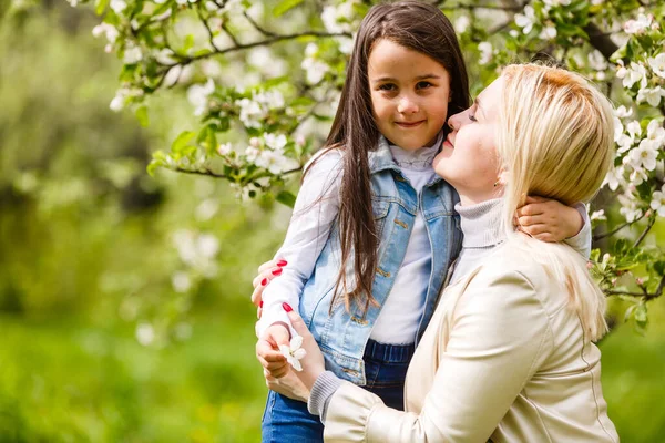 Menina Com Sua Mãe Pomar Maçã Florescendo Dia Ensolarado Primavera — Fotografia de Stock