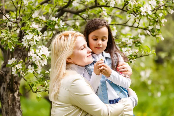 Mulher Feliz Criança Jardim Primavera Florescendo Mulher Beijando Criança Conceito — Fotografia de Stock