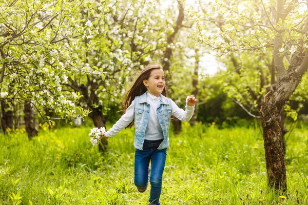 Прекрасная Маленькая Девочка Бежит Цветущему Саду Весной Милый Ребенок Светлыми — стоковое фото