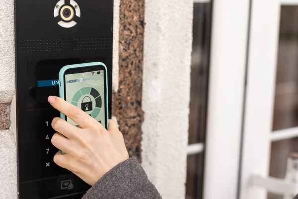 Mujer Bloqueando Smartlock Puerta Entrada Usando Teléfono Inteligente Concepto Uso —  Fotos de Stock