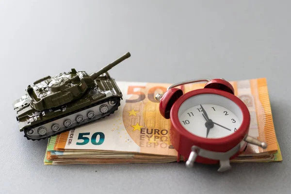Концепция Экономического Кризиса Игрушечный Военный Танк Банкнотах Евро Военный Конфликт — стоковое фото