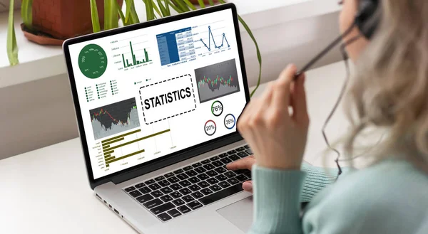 Vrouwelijke Analist Bij Haar Bureau Werkt Een Laptop Met Statistieken — Stockfoto