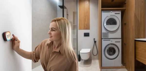 Frau Drückt Auf Bildschirm Für Smart Home Automation — Stockfoto