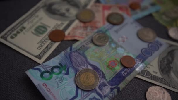 Geschäfts Und Finanzierungskonzept Geldpolitischer Hintergrund Banknoten Und Münzen Aus Den — Stockvideo
