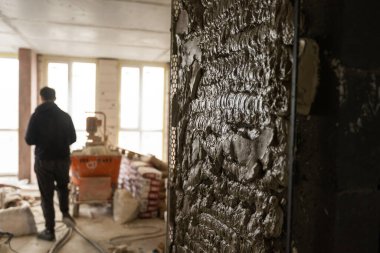 Alt duvar sıva ile genel giyen inşaat işçisi yenilenen daireli ev araçları. Sıvacı yenilenen kapalı duvar ve tavan float ve alçı ile. İnşaat bitirme işleri