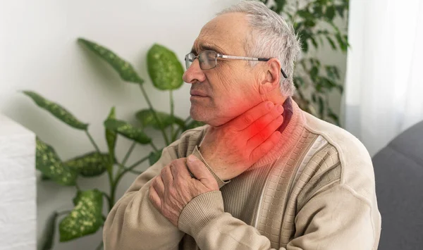男性面部颈部有痛苦的红斑 甲状腺或嗓子疼问题的概念 — 图库照片