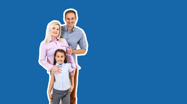 青色の背景に幸せな家族 — ストック写真
