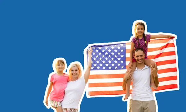 Familia Feliz Con Bandera Estados Unidos Sobre Fondo Azul — Foto de Stock