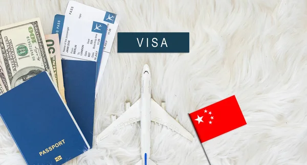 带有护照和木制底座玩具飞机的中国国旗 飞行旅行概念 — 图库照片