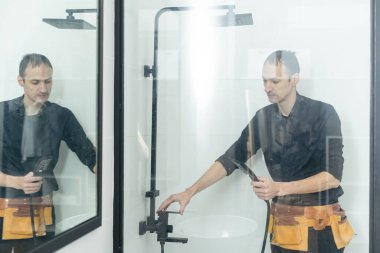 Genç tesisatçı sabitleme Duş kabini