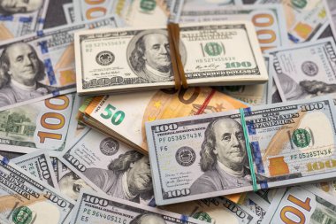 100 dolarlık banknotların yanında 50 Euro 'ya yakın 200 Euro. Dolar ile Euro ticareti.