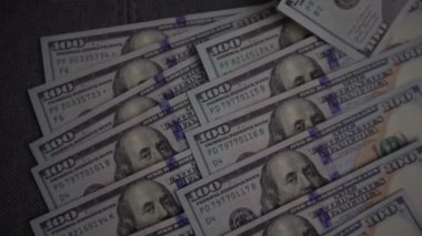 100 dolarlık Amerikan kâğıdı, klasik para. Yukarıdan görüntüle.