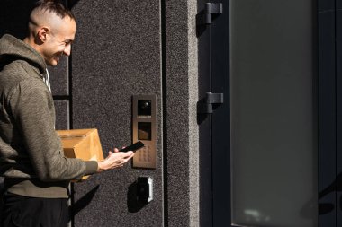 Açık güvenlik kapısı için nFC cep telefonu kullanımı