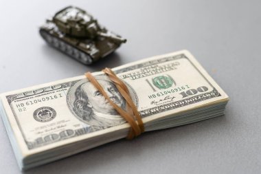 Oyuncak tank, dolar, iş.