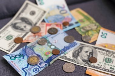 İş ve finans kavramı. Parasal geçmiş. ABD ve AB banknotları ve paraları, kağıt paralar, avro ve paralar kaotik bir düzende dağıtıldı. İş ve finans kavramı.