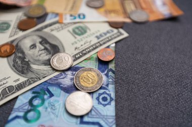 Farklı banknotlar, dolar, avro, ruble ve diğer para birimlerinin geçmişi. Ekonomik kriz kavramı ve tasarruf.