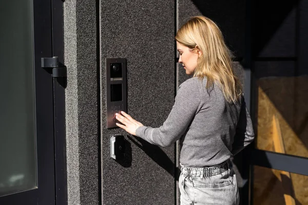 Mujer Usando Intercomunicador Entrada Del Edificio —  Fotos de Stock