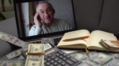 Çevrimiçi sohbet ile dolar ve laptop.