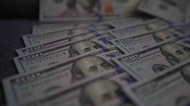 Dollar Bills Money Aparat Latający Bliska Nad Stosem 100 Banknoty — Wideo stockowe