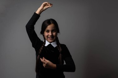 Karanlık bir arka planda gotik tarzda örgülü bir kız.