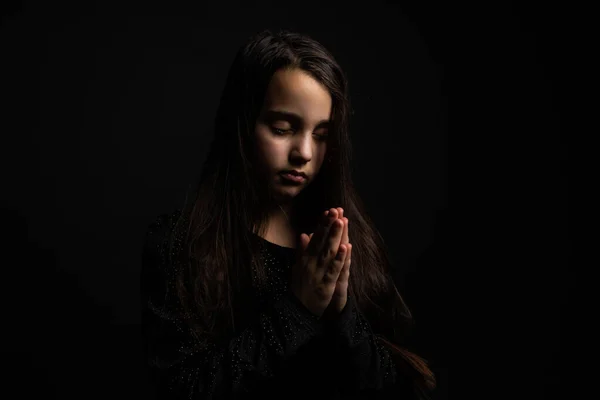 Πορτρέτο Ενός Όμορφου Μικρού Κοριτσιού Που Προσεύχεται Έκφραση Προσώπου Παιδί — Φωτογραφία Αρχείου
