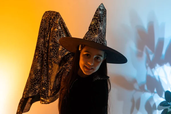 Jolie Jeune Sorcière Fête Halloween Portrait Une Adolescente Mignonne Posant — Photo