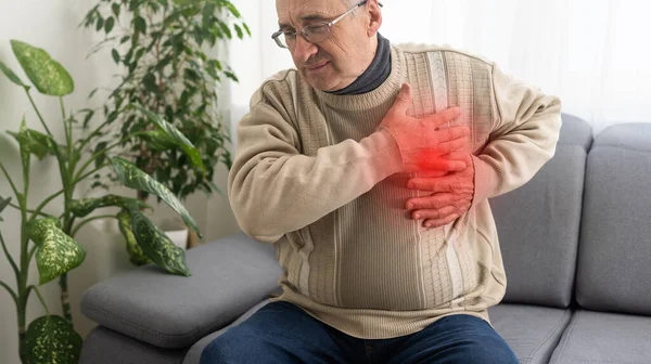 Jóképű Öregember Akinek Mellkasi Fájdalma Van Szívroham Vagy Szívmegállás Vörös — Stock Fotó