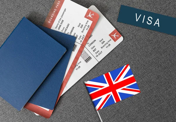 英国国旗 带有护照和木制背景的玩具飞机 飞行旅行概念 — 图库照片