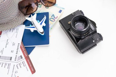 Turist konsepti. Uçak pasaportu, biletler, şapka, gözlük..