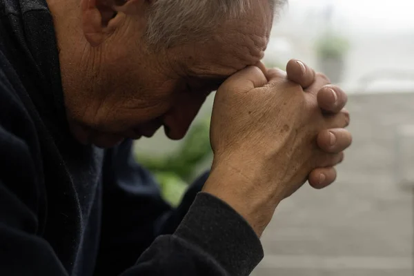 Беспокойный Религиозный Престарелый Человек Молится Богу Поднятыми Трогательными Руками Время — стоковое фото
