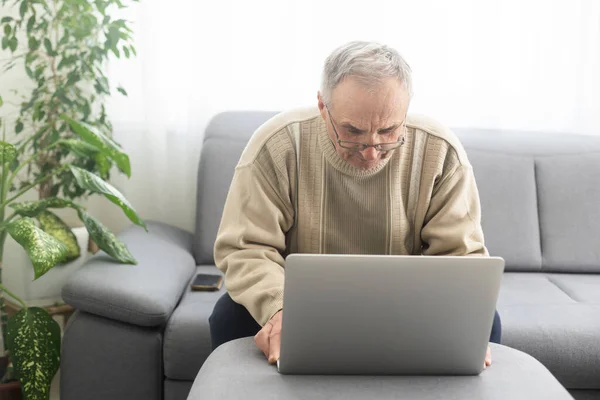 Senior Man Eyeglasses Connected Laptop Home — Foto Stock