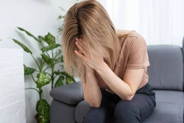 Droevige Vermoeide Jonge Vrouw Aanraken Voorhoofd Met Hoofdpijn Migraine Depressie — Stockfoto