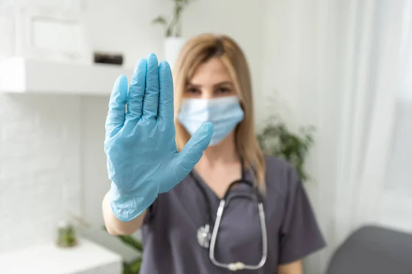 一名戴着防护面罩 头戴白色背景医疗手套的女性传染病医生 在她面前伸出手来 科罗纳病毒的主题流行病和大流行病 — 图库照片