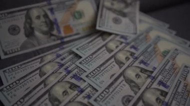 100 dolarlık Amerikan kâğıdı, klasik para. Yukarıdan görüntüle.