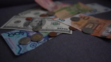 İş ve finans kavramı. Parasal geçmiş. ABD ve AB banknotları ve paraları, kağıt paralar, avro ve paralar kaotik bir düzende dağıtıldı. İş ve finans kavramı.
