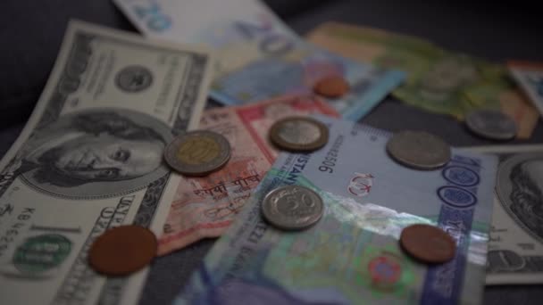 지폐와 화폐로 만들어 동전들의 위기에 절약하는 — 비디오
