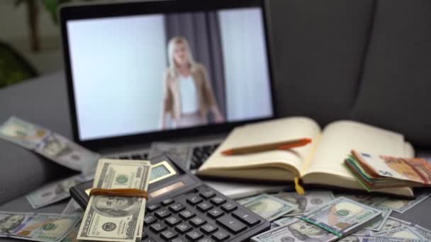 Dólares Laptop Com Bate Papo Online — Vídeo de Stock