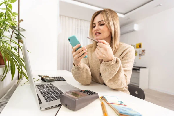 Jovem Sorridente Empregado Mulher Negócios Usar Celular Celular Cartão Crédito — Fotografia de Stock