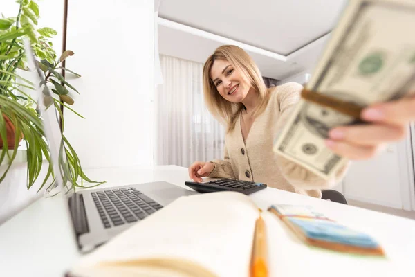 Uśmiechający Się Młoda Kobieta Kalkulując Płacąc Rachunki Domowym Biurze — Zdjęcie stockowe