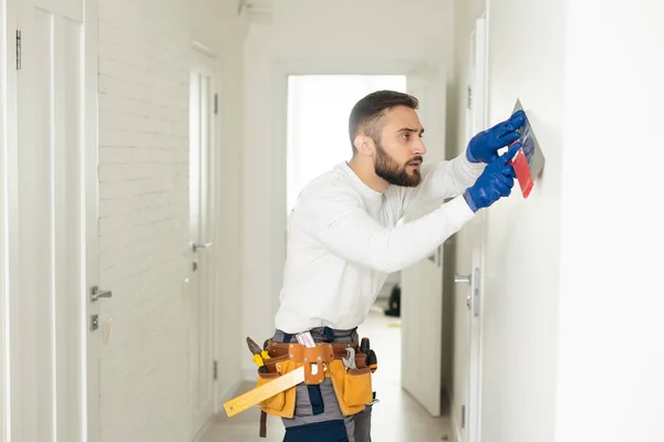 Construction Worker Using Sponge Plastering Trowel Smooth Walls Home Improvement — Stock Photo, Image