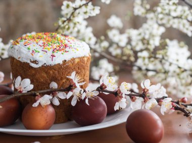 Paskalya kek ve boyalı yumurta.