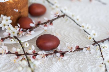 Paskalya pastası ve boyalı yumurtalar çiçek açıyor..