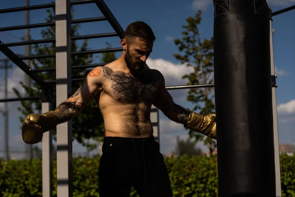 ボクサー選手の男は屋外で訓練する準備手袋をはめて — ストック写真