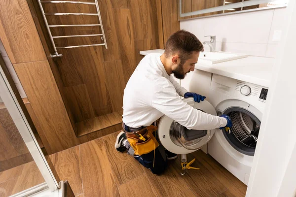 Tulumlu Tesisatçı Evdeki Çamaşır Makinesini Tamir Ediyor — Stok fotoğraf