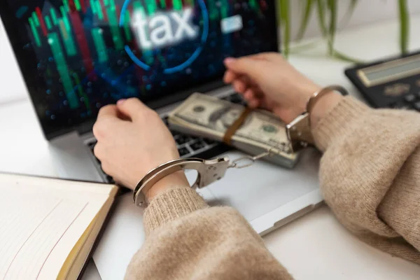 Uma Mulher Com Algemas Laptop Paga Impostos — Fotografia de Stock