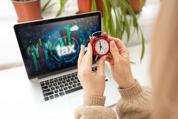 Kadının Elinde Dizüstü Bilgisayar Vergilerin Yanında Çalar Saat Var — Stok fotoğraf