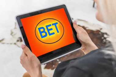 Bir kadın tablet üzerinde bahis oynar..