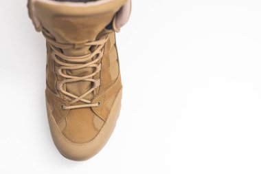 Gri arka planda haki rengi yüksek askeri botlar..